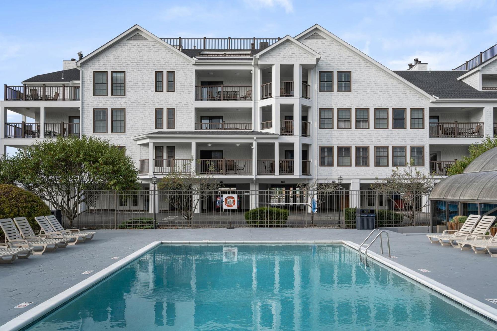 Club Wyndham Newport Onshore Bagian luar foto